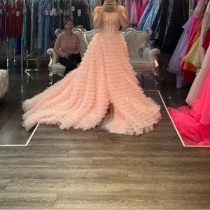 selling a Sherri hill dress !! it’s it fine conditions !